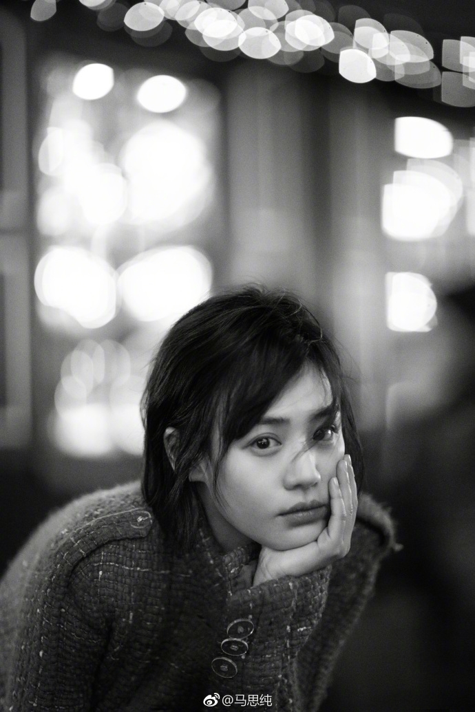 马思纯红衣造型很有圣诞氛围.