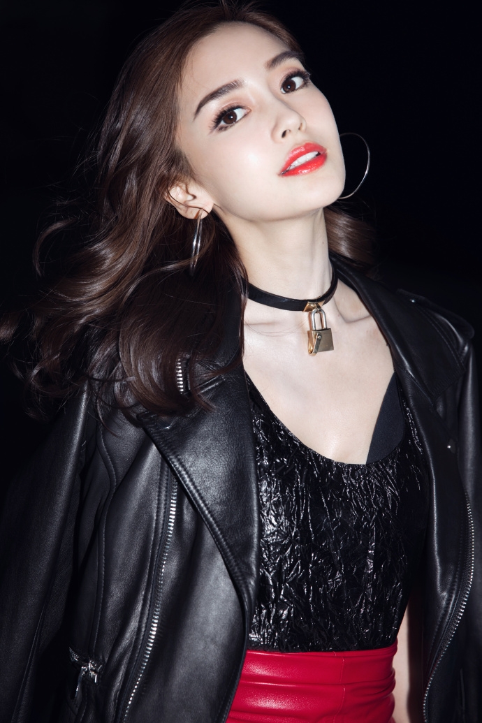 组图:angelababy红色皮裙明艳动人 锁型颈饰时尚吸睛