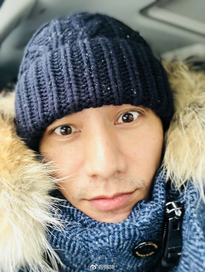 组图:陈坤雪中自拍眼神迷离 稀疏胡渣尽显沧桑大叔范儿
