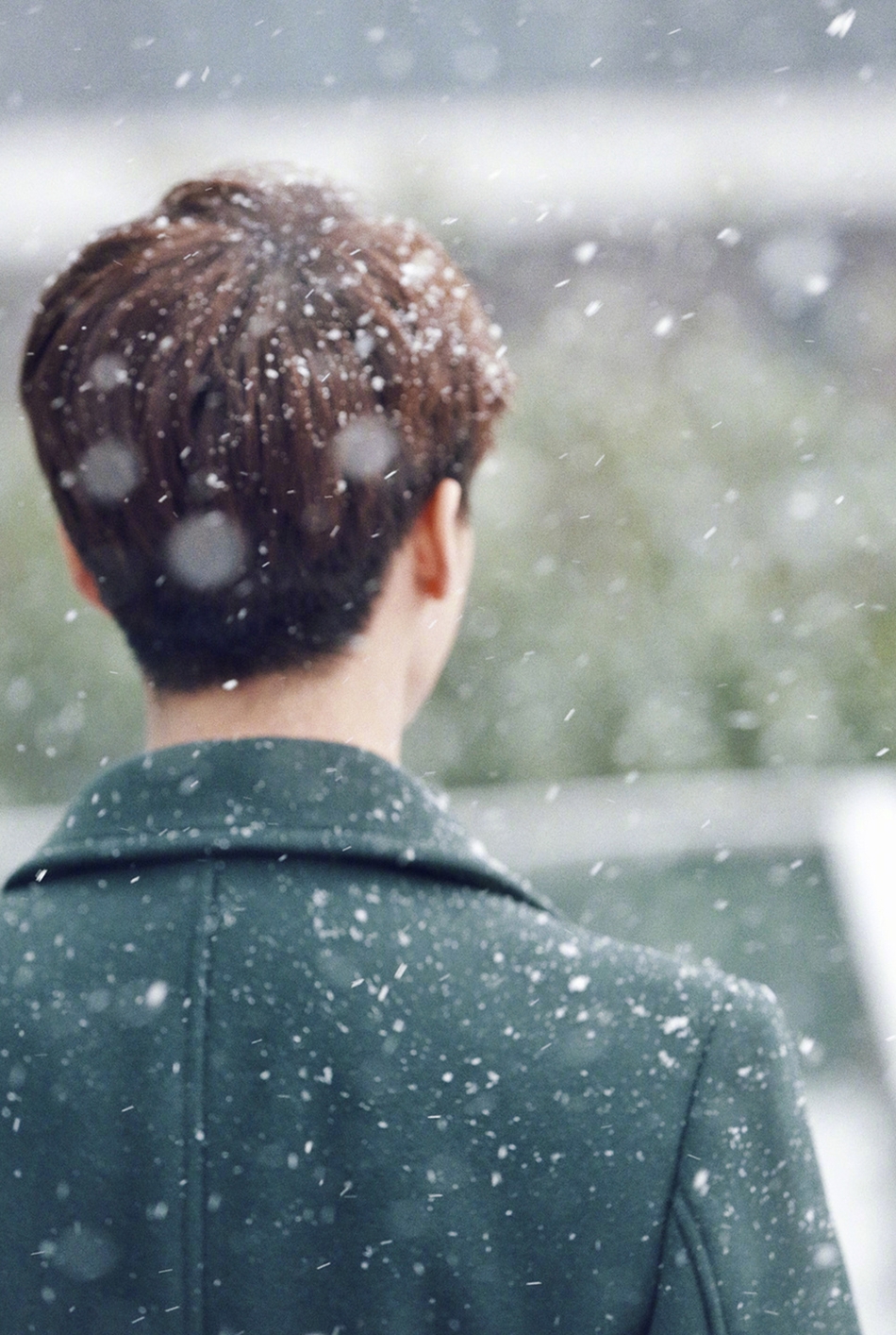 马天宇漫步在雪中.