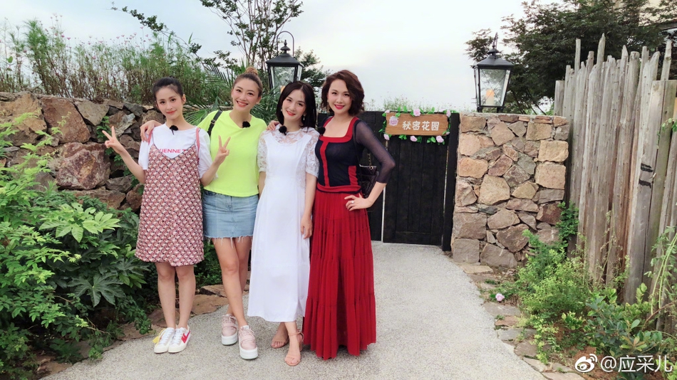 组图:应采儿晒与谢娜颖儿程莉莎合照 四位辣妈举杯容光焕发_高清图集