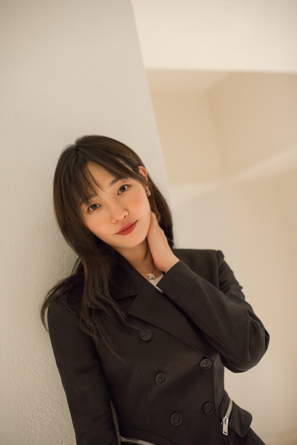 组图:白百何近照颜值回春女人味爆棚 一抹红唇灿笑画面养眼