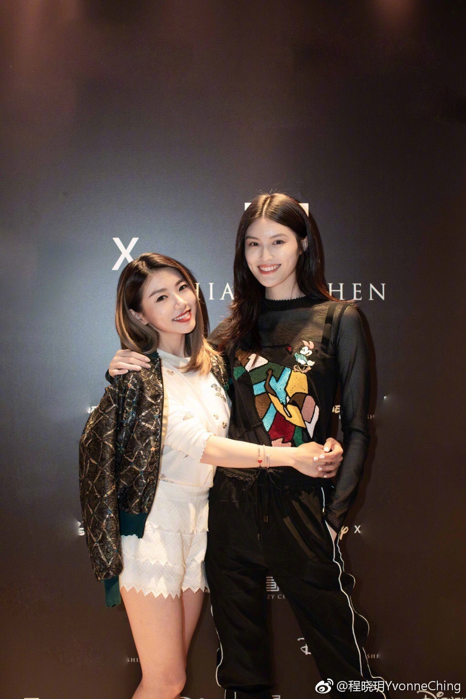 组图:郑恺前女友程晓玥出席活动 和闺蜜何穗相拥身材显娇小