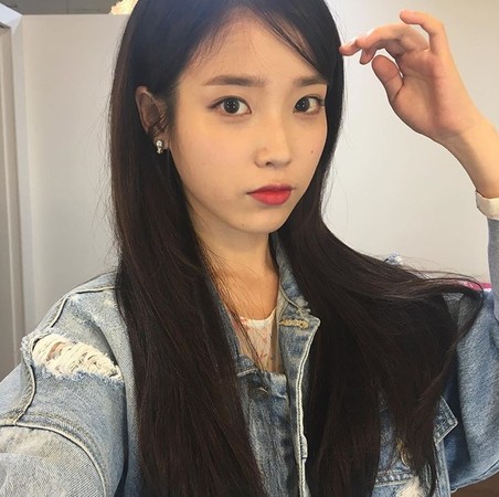 组图:iu晒童年旧照大眼颜值超高 网友:简直是从小美到大