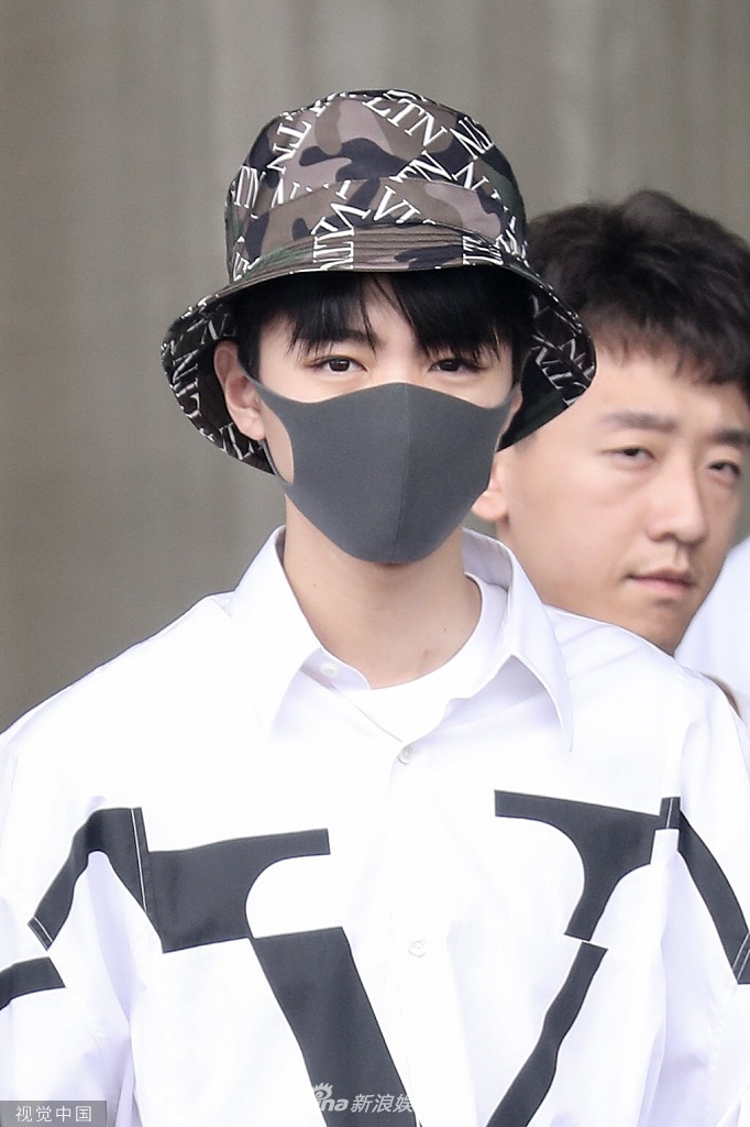 组图:王俊凯穿白衬衫很清爽 戴口罩目视镜头上演眼神杀