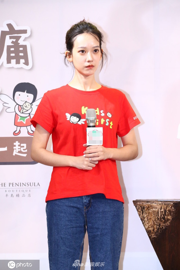 组图:黄子佼孟耿如官宣结婚后首合体亮相 穿情侣装牵手对视秀恩爱