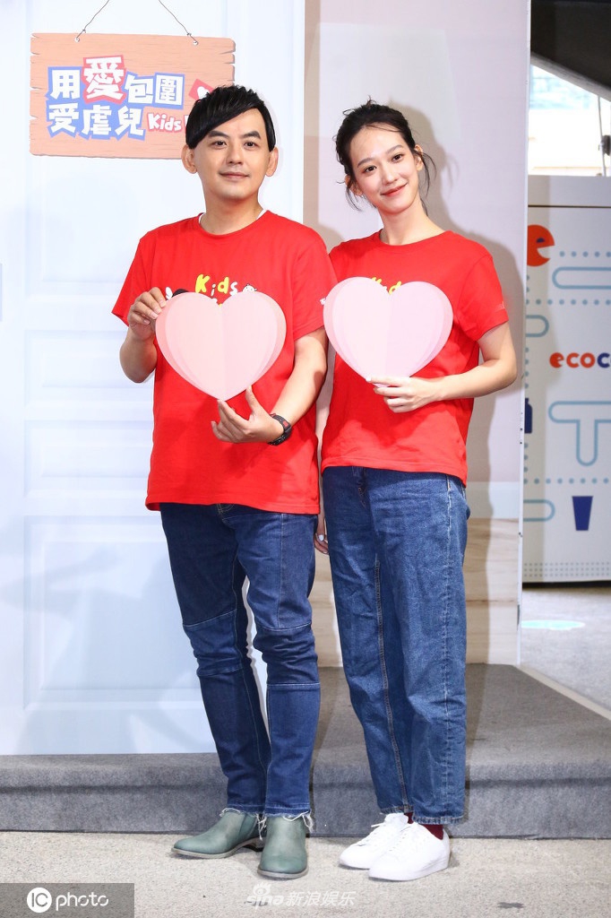 组图黄子佼孟耿如官宣结婚后首合体亮相穿情侣装牵手对视秀恩爱