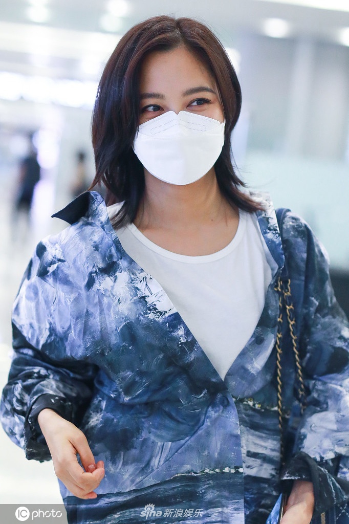 组图:辛芷蕾素颜现身气质淡雅 穿牛仔服笑意盈盈心情好