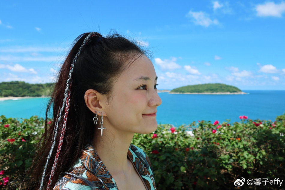 新浪娱乐讯 4日,《红苹果乐园》女主馨子在微博晒出近照.