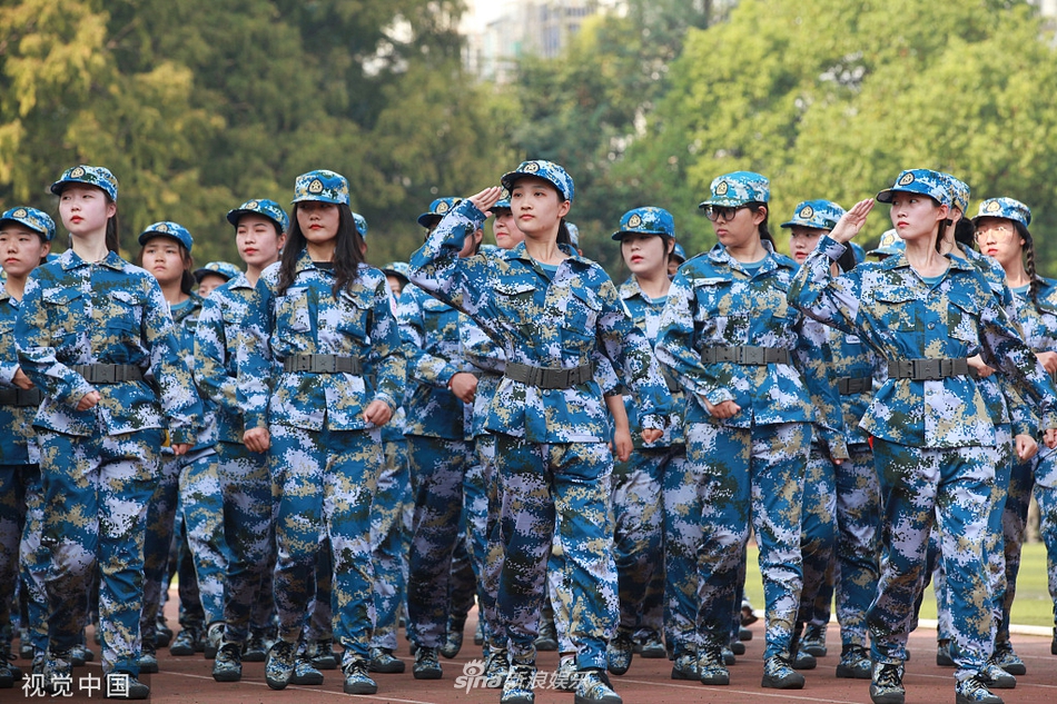 组图:南艺大一新生军训汇演 《我和我的祖国》歌声响彻校园