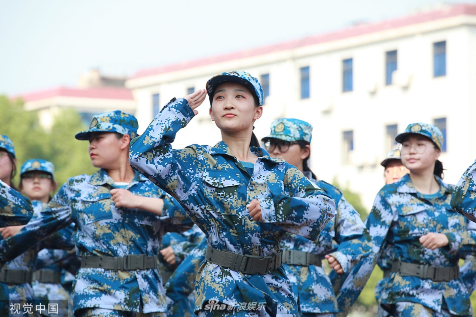 组图:南艺大一新生军训汇演 《我和我的祖国》歌声响彻校园