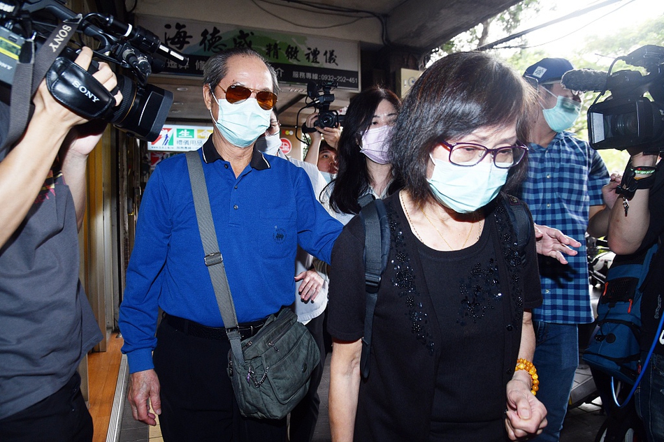 组图辛龙憔悴离开刘真灵堂双手合十感谢媒体神情哀伤