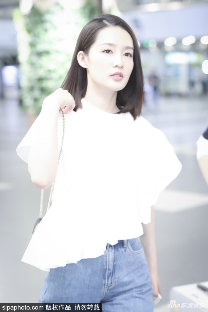 组图:李沁白色上衣气质甜美 淡妆皮肤白到反光羡煞旁人