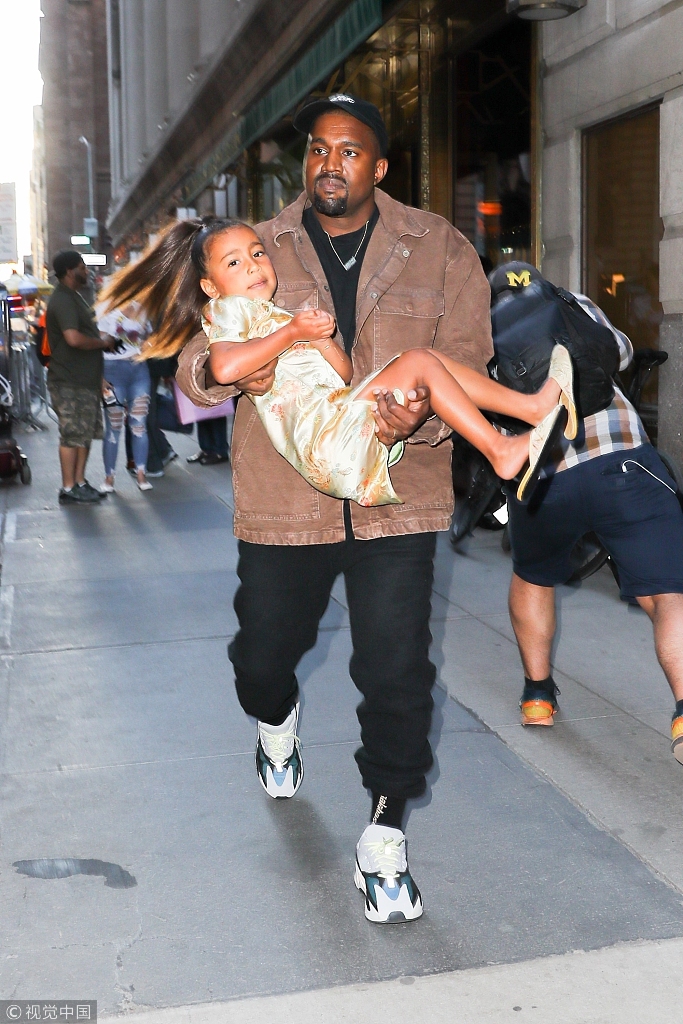 组图:"西北妹"过5岁生日出门不带腿 获侃爷全程公主抱