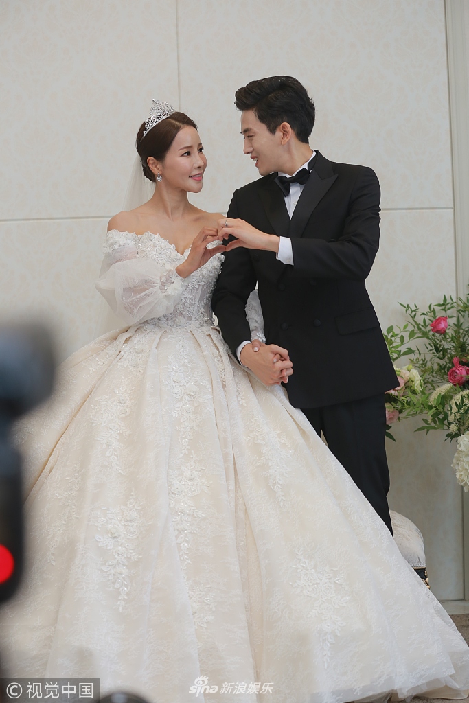       7日,韩国43岁女歌手米娜