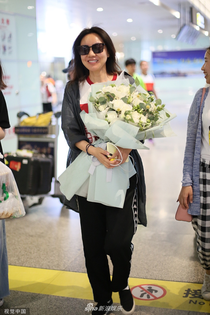 组图:闫妮素颜不惧镜头女神气质足 获粉丝送花心情大好露笑容