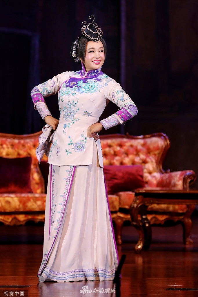 组图: 哪像64岁?刘晓庆跪地献唱演话剧 穿旗袍秀身段风韵犹存