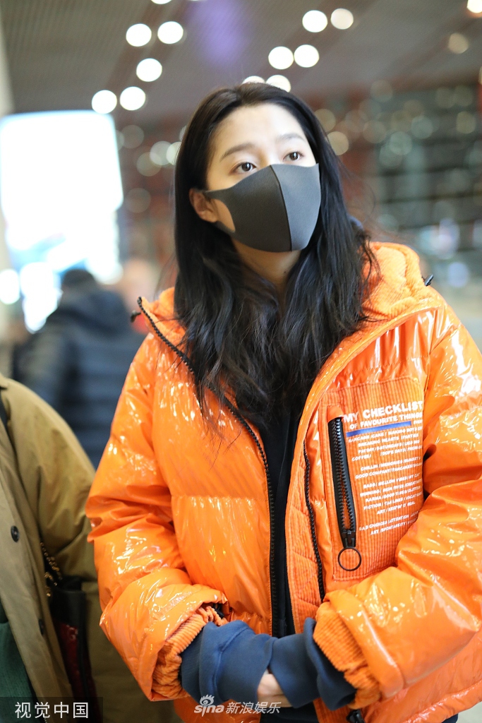 组图:关晓彤口罩遮面露灵动大眼睛 穿橘色羽绒服大秀纤细美腿