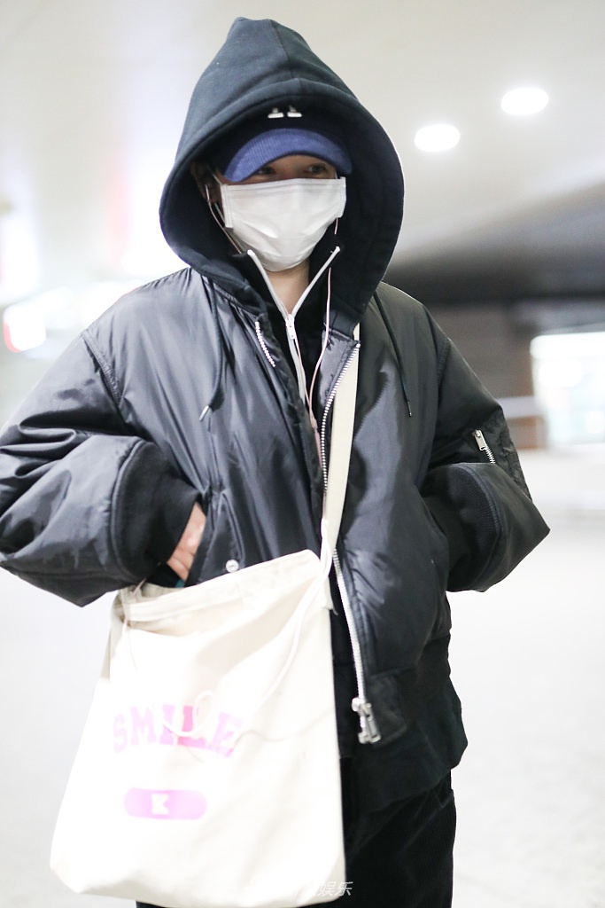 组图:阚清子羽绒服搭配帆布包又美又飒 戴口罩帽子防疫到位
