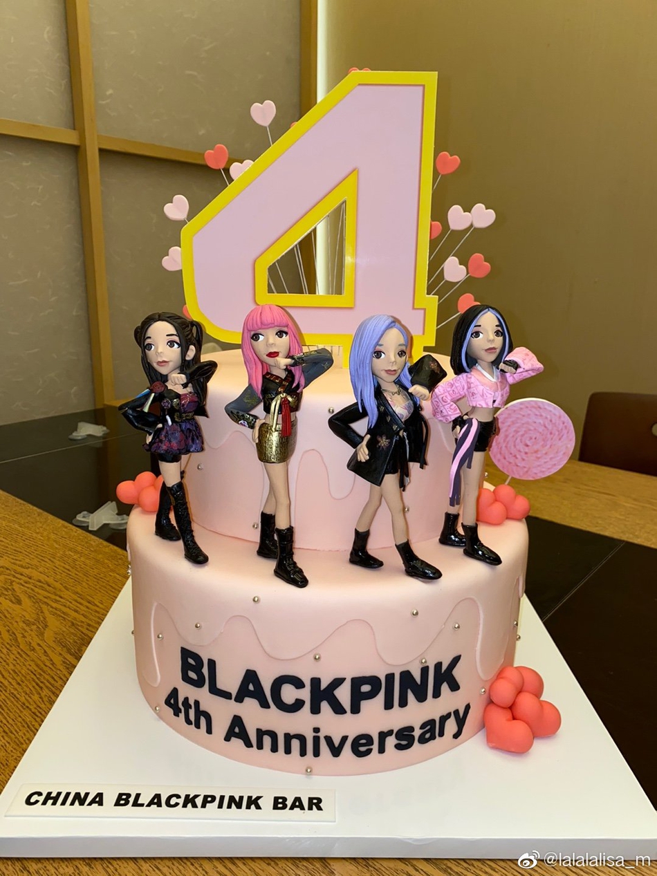 組圖：雙箭頭的愛！Lisa晒成員合照慶祝出道四週年表白粉絲