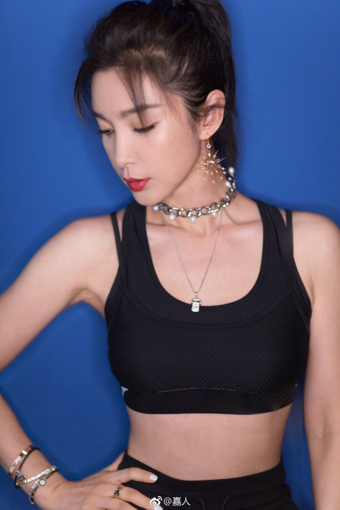 组图:李冰冰运动风写真眼神坚毅 小背心露蛮腰尽显女性力量美