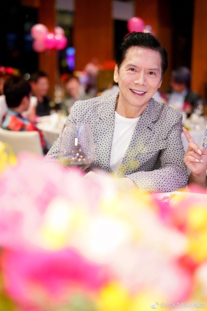 向华强夫妇现身生日party 晒合影向太美貌不输袁咏仪