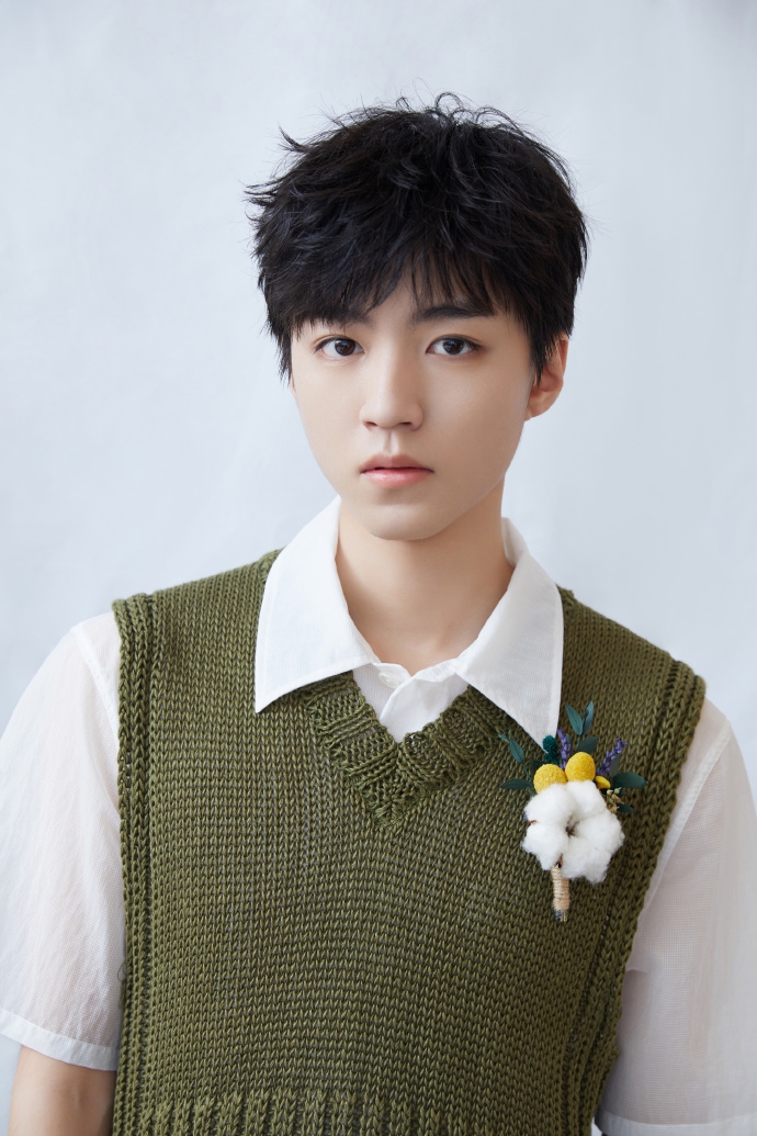 组图:时尚是个轮回!王俊凯绿色背心装竟与自己童年照撞衫