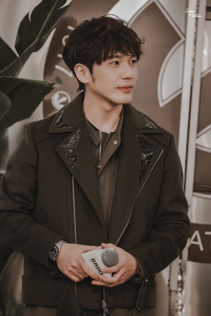 组图:白宇着深绿夹克出席活动 剃掉胡子变身清爽帅气大男孩