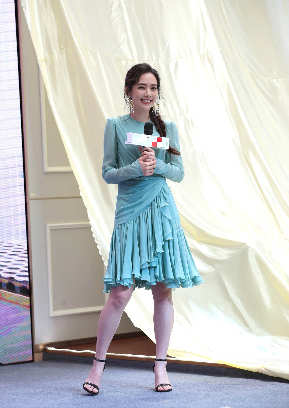 组图:满脸幸福甜蜜!郭碧婷出席活动青绿长裙梳麻花辫仙美十足