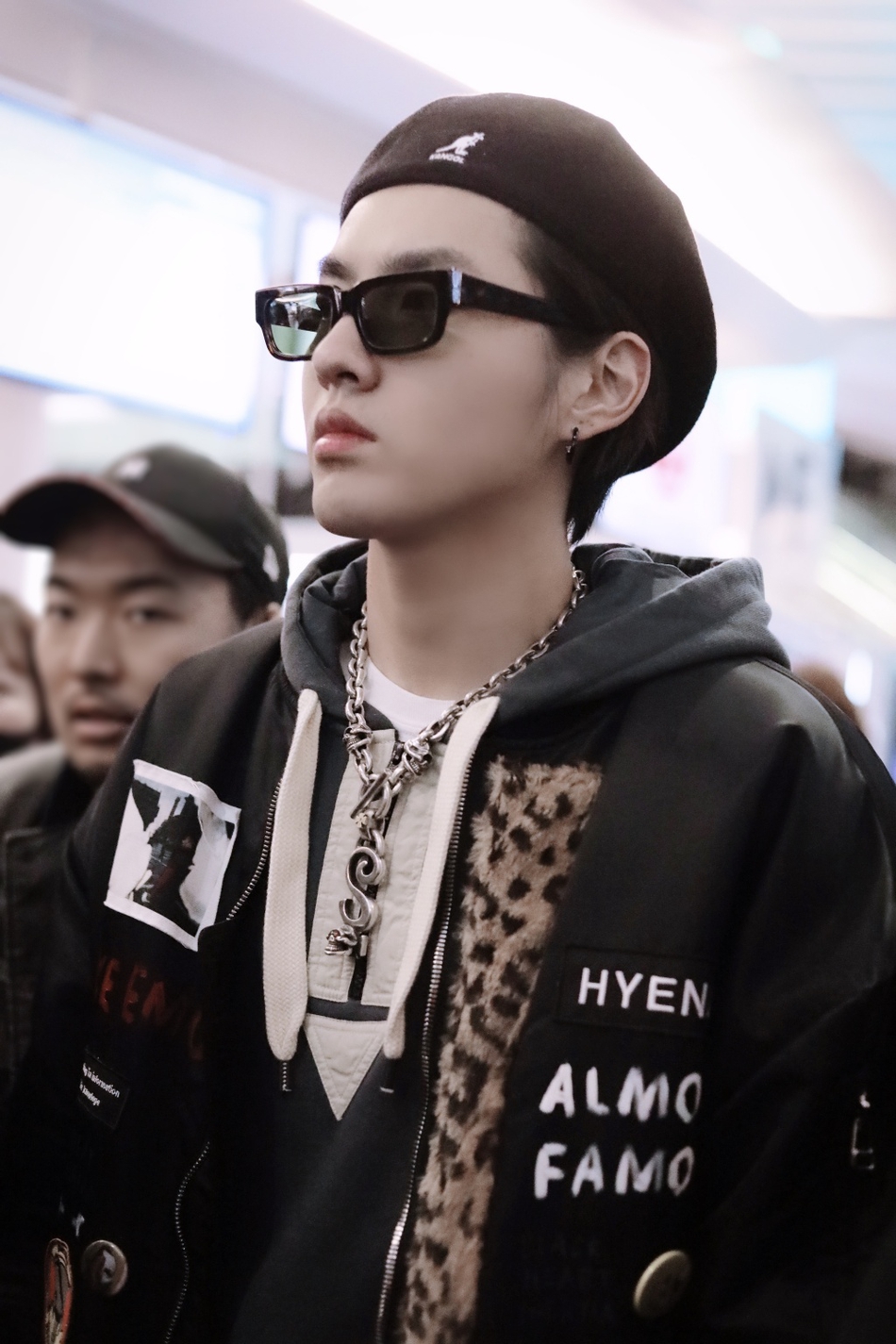 组图:吴亦凡戴贝雷帽潮装亮相日本 表情呆萌侧颜迷skr人
