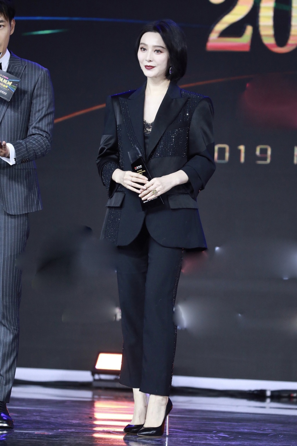 组图:范冰冰短发造型亮相攻气max 台下端坐气场强大slay全场