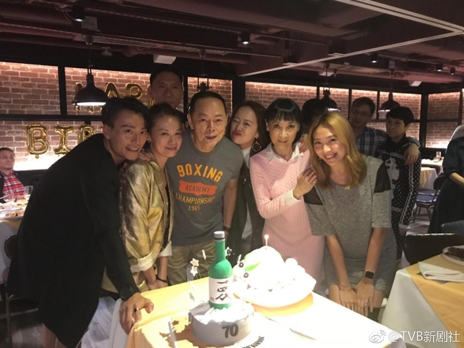 组图:喜极而泣!tvb老戏骨罗乐林70岁大寿获三位女儿庆生