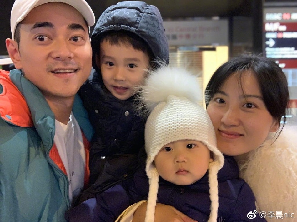 组图:李晨晒一家四口合照贺新年 圈外妻子罕见露面素颜清新_高清图集