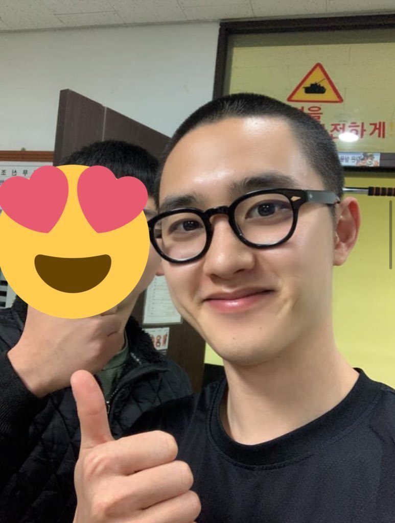组图：EXO都暻秀入伍后近照公开 剃寸头戴黑框眼镜笑容温暖