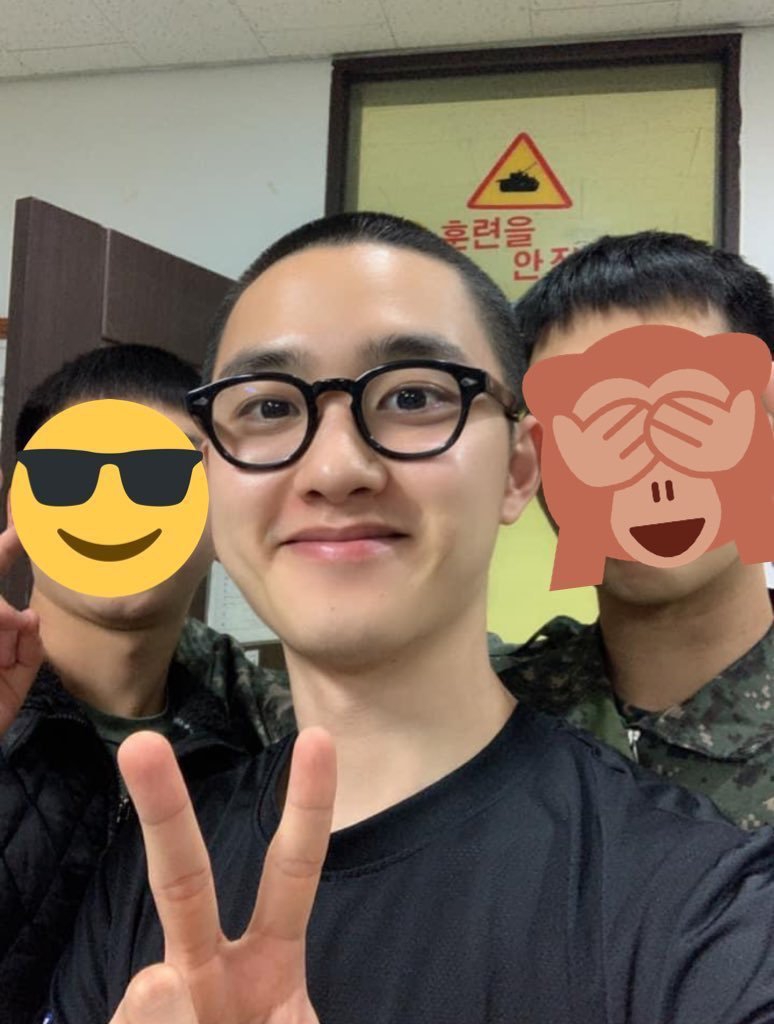 组图：EXO都暻秀入伍后近照公开 剃寸头戴黑框眼镜笑容温暖