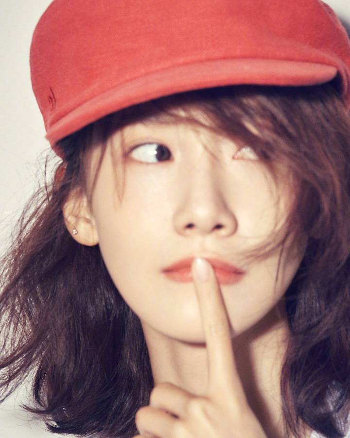 素有"无辜小鹿眼"之称的允儿在这次拍摄的画报中展现出独特的中性风