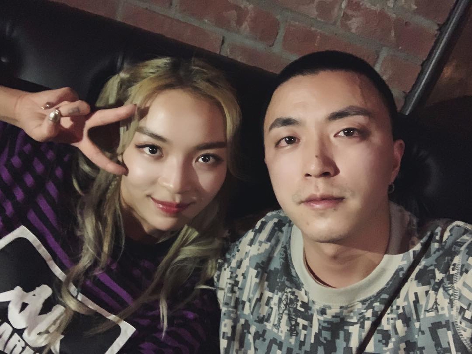 组图:vava与jony j恋爱中?网友爆料称偶遇两人牵手逛街