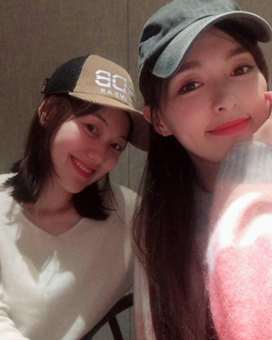 组图唐嫣结婚后首度晒自拍与好友同框比美露笑容太甜了