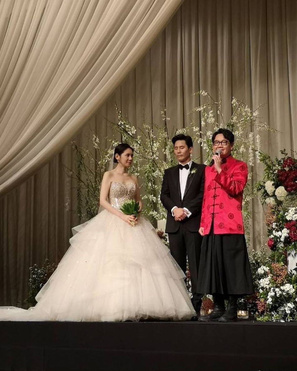 组图:秋瓷炫于晓光举办婚礼 牵手亮相温柔对视