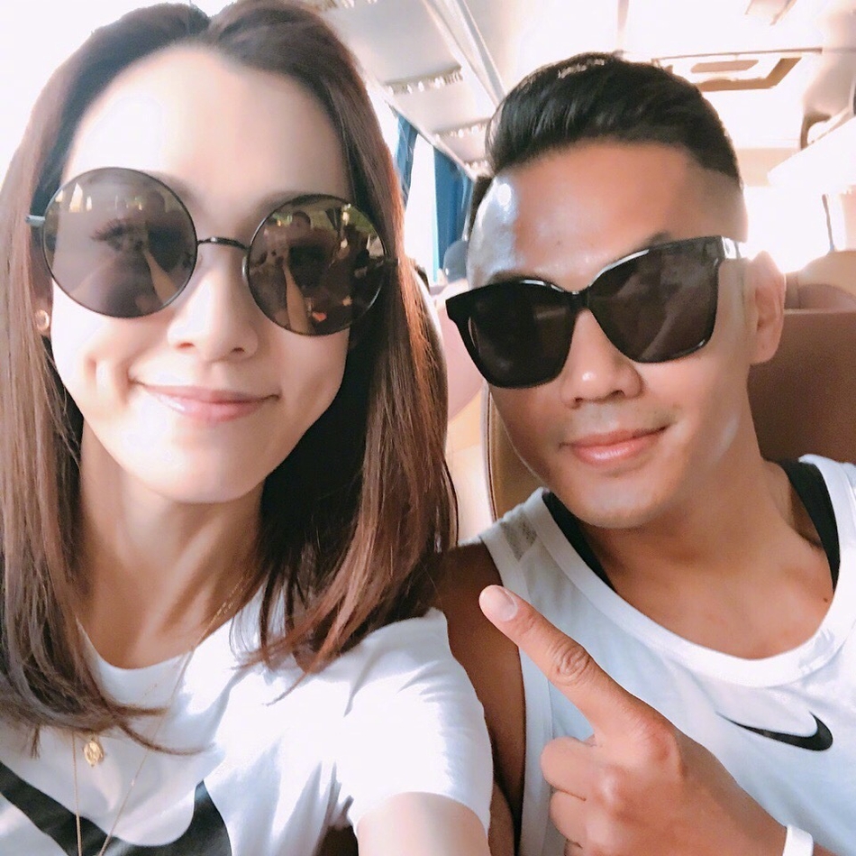 组图:范玮琪晒夫妻合照曝黑人小心机:明明脸小还推我的头