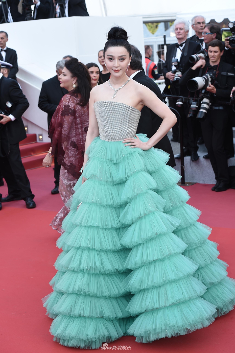 组图范冰冰绿色蛋糕裙飘逸摇曳抹胸露天鹅颈贵气逼人