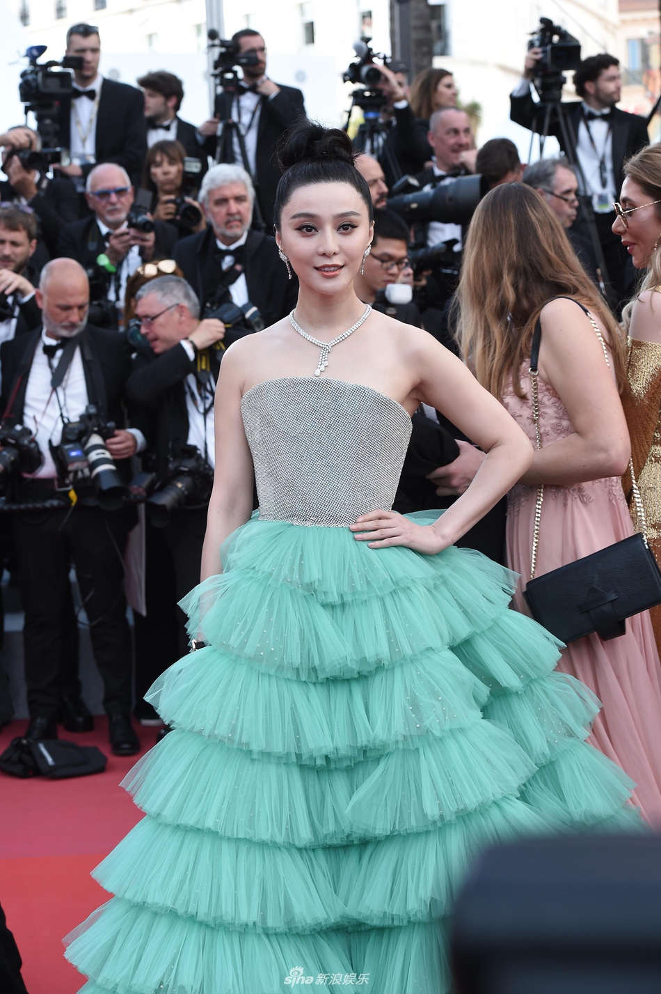 组图范冰冰绿色蛋糕裙飘逸摇曳抹胸露天鹅颈贵气逼人