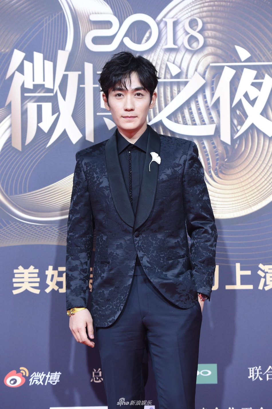 "小公爷"朱一龙亮相微博之夜红毯 挥手打招呼亲和力十足