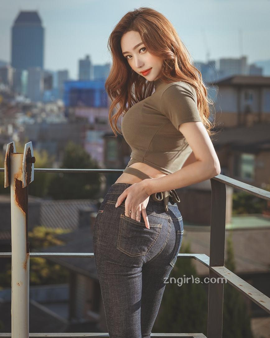 组图:韩国网红最新性感写真曝光 紧身衣身材凹凸有致