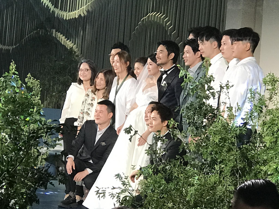 组图:张晓晨婚礼现场照曝光 "好男儿"与一对新人合影笑开怀