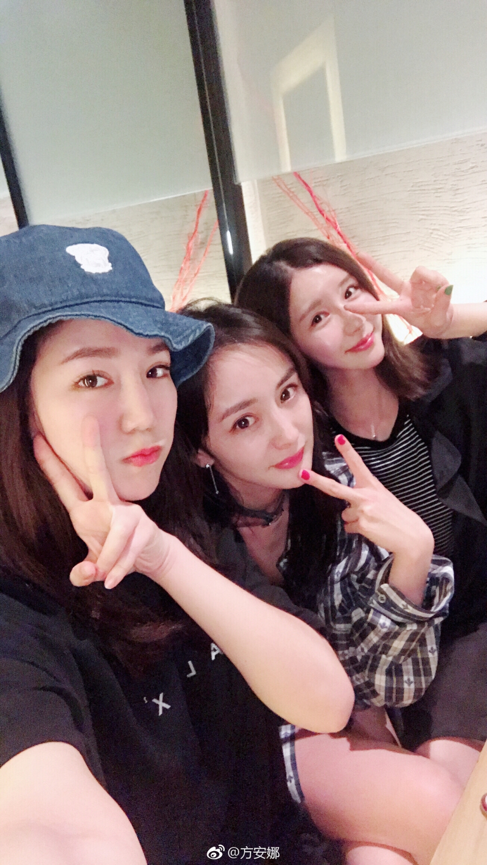 "照片中,方安娜与杨幂秦岚三