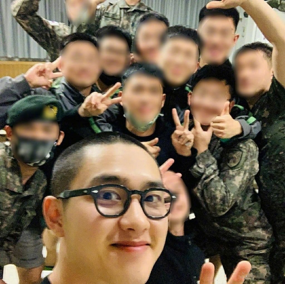 组图：EXO都暻秀入伍后近照公开 剃寸头戴黑框眼镜笑容温暖