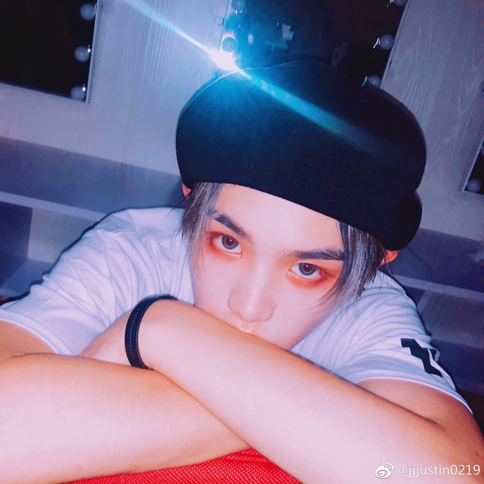 组图:justin小断眉嘟嘴实力萌 晒九宫格帅照只为安利这部电影_高清