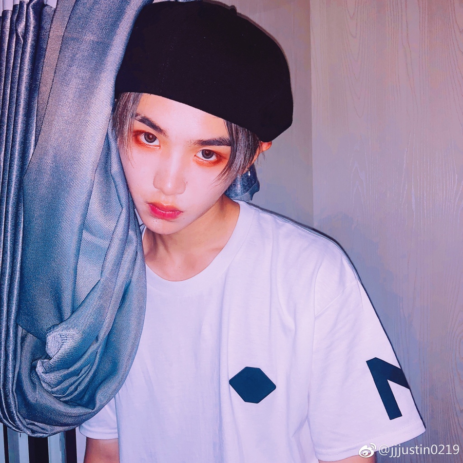 组图:justin小断眉嘟嘴实力萌 晒九宫格帅照只为安利这部电影