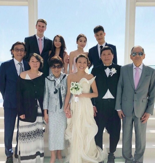 梁家辉妹妹日本大婚 两女儿带着男朋友照全家福